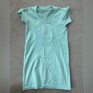 Lululemon size 2 tshirt